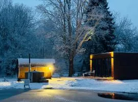 Puhkemaja metsa sees