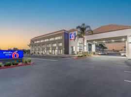 Studio 6 Suites Perris, CA，位于佩里斯的酒店