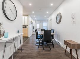 Huge 3 Bedroom Condo with a Large Patio，位于蒙特利尔的酒店