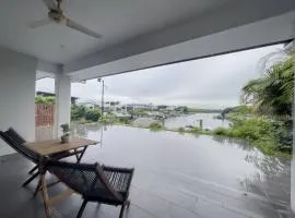 Scenic 5 Bed Riverview Classic and Relaxing Escape