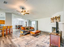 Charming Farmhouse in Morriston with Fenced Yard，位于Morriston的酒店