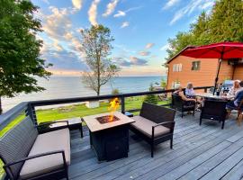 Oak Cottage Lakefront Hot Tub Fire Pit，位于Sodus的酒店