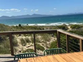 IdleWild - Secluded Absolute Beachfront Escape