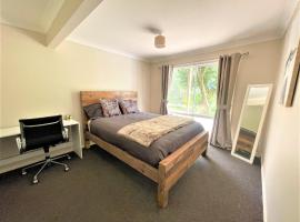 Luxury Mountain Retreat with Gym, Heated Private Pool & Bush Views，位于斯普林伍德的酒店