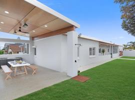 The Elements I Beach House I Sleeps 16 I，位于Christies Beach的酒店