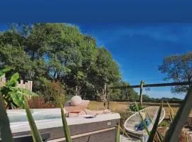 Gîtes de charme "l'écrin de Vendée" jacuzzi privatif, piscine chauffée, prestations bien être, vélos à 10 mn de l'océan sur 3,5 h de verdure