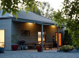 Omaroo High Country Retreat，位于Bonnie Doon的带停车场的酒店