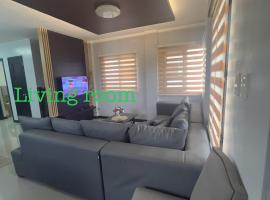 Denelle's fab house staycation，位于Lucap的酒店
