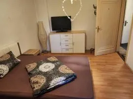 HBS TOP- PREIS, 2 Zimmer SD FeWo, 2x Doppelbett, 1 Einzelbett möglich 54 qm, große Küche Bad WC Einfach und gut VB-Preis