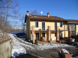Casale immerso nel bosco a Casalborgone con piscina all'aperto，位于Casalborgone的酒店