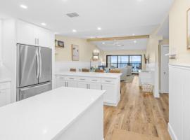 Tarpon Beach Unit 110 condo，位于萨尼贝尔的带按摩浴缸的酒店