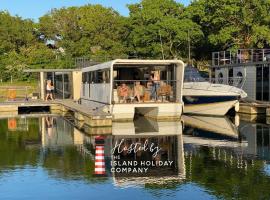 Island Harbour Houseboat，位于新港的船屋