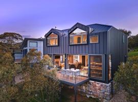 Luxury Mountain Chalet one of Crackenback's best，位于克拉肯巴克的酒店