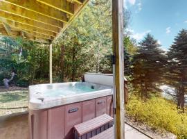 Silver Spring Chalet Brought to you by GetAway Vacations，位于Pittsfield的酒店