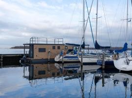 NEW Hello Zeeland - Houseboat de Arne，位于阿讷默伊登的船屋