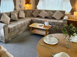 Haven Golden Sands Immaculate 3 Bedroom Pet and Autism Friendly 6 Berth Caravan with Gated Decking，位于梅布尔索普的度假园