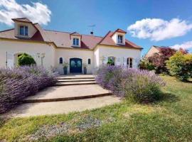 Villa 320m2 a 1h30 de Paris，位于Montcresson的酒店