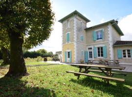 La Villa Parenthèse, regroupement en famille ou entre amis, billard, brasero, wifi，位于Sabres的酒店