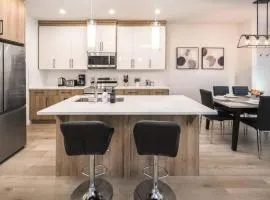 AMAZING Value! Near Downtown, Large 3BR! FREE Banff Pass, Wine, Netflix, Parking! Groups of up to 16 - Ask us!