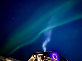 Modern Apartment with Aurora & Midnight Sun Views, Close to Snow Dome, ski slopes Store & Bus Stop, Free Parking，位于特罗姆瑟的带停车场的酒店