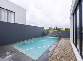 Modern 5BR with Pool Scenic Views and Private Cinema，位于Rochedale的酒店