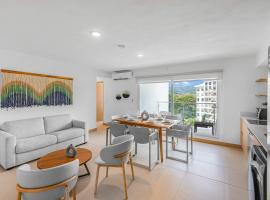 Upstay - Brand New Condo w Pool - Near the Beach，位于雅科的酒店