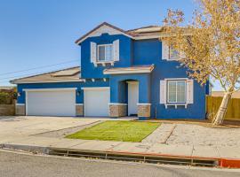 Pool Table and Charcoal Grill Home in Victorville!，位于维克多维尔的酒店