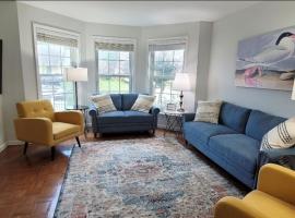 Tranquil Gardens Cape May Private Beach Steps Away，位于五月岬郡的酒店