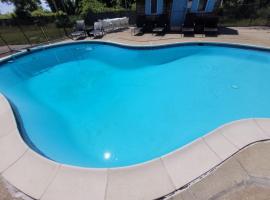 Cape May Island Hideaway with pool Sleeps 15，位于五月岬郡的酒店