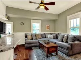 Charming Historic 2-story Carriage House located in Downtown Lakeland walking distance from FSC!