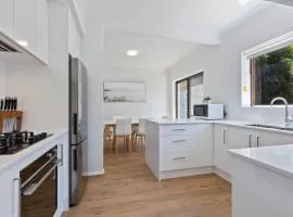 Elegant 3-Bed Home Steps from Sunny Glenelg Beach