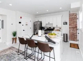 Adjoining Condominium Units Sleeps 12 in Downtown Sandusky!