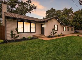 Sunset Point - Spacious 4-bedroom house in Elkhart with WiFi, AC, Swim Spa，位于埃尔克哈特的酒店