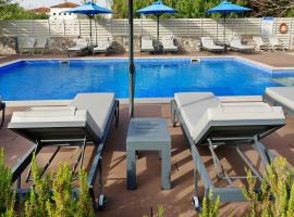 Hotel Korali，位于特劳洛斯的带泳池的酒店