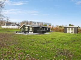 Stunning Home In Rudkøbing With Jacuzzi，位于斯波斯比约的酒店