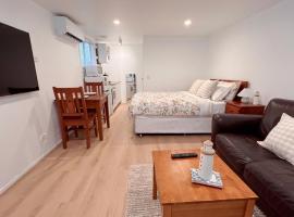 Hargraves Beach Guesthouse 50m to beach，位于Budgewoi的酒店