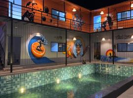 Half Orangee with Free Swimming Pool, Next to Vagator Beach-Near to Chapora Fort-Near to Hill Top -Best for Couples-Backpackers, Long stays, Coworking, Day-use with Game zone and summer vacation!!，位于瓦加托的酒店