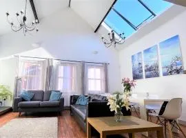 The Old Coach House: Luxury Harbourside Apartment