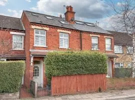 Stylish 3-Bed House in Brentford near Richmond