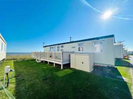 9 Sea View Kessingland Beach Parkdean Resorts MIN 3 NIGHT STAY，位于凯辛兰的带泳池的酒店