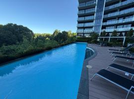 Manhattan Luxe Views L14 Pool Spa Gym 1BR 1 Bath 1 Secure Parking Central City，位于堪培拉的带按摩浴缸的酒店