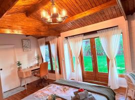 Blissful Wooden Haven - complete place is yours 5 min drive or train from parramatta，位于文特沃斯维尔的酒店