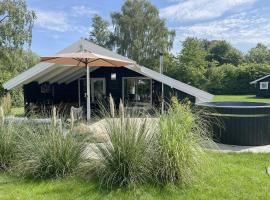 Summerhouse With Hot Tub On Langeland，位于Tranekær的带按摩浴缸的酒店