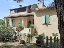 Appartement avec grand jardin et parking, Uzès，位于于泽斯的酒店