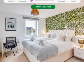 Charming Apartment near the High Street with Private Balcony, Free Parking, Self Check-In, Fast WiFi and Smart TV by Yoko Property
