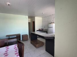 Casa a 1 quadra da praia 2 quartos，位于Matinhos的酒店