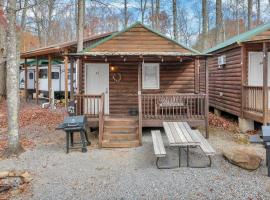 Relax in a Mountain Cabin in the Smokies, Gatlinburg，位于加特林堡的露营地