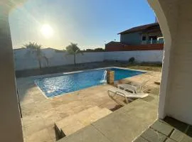 Casa com piscina próxima a praia de Águas Belas