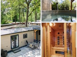 VELUWE HOENDERLOO LUXURY CHALET WITH PRIVATE SAUNA AND HOT TUB - Swimming Pool Tennis Court Supermarket Bowling Alley Theatre and Entertainment for Children，位于洪德洛的酒店