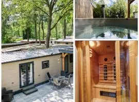 VELUWE HOENDERLOO LUXURY CHALET WITH PRIVATE SAUNA AND HOT TUB - Swimming Pool Tennis Court Supermarket Bowling Alley Theatre and Entertainment for Children